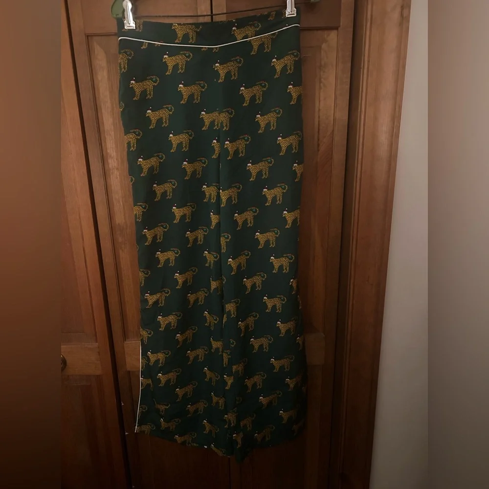 Bouffants & Broker Hearts Women’s Sz M Green Cheetah Patterned Pajama Set - NWOT